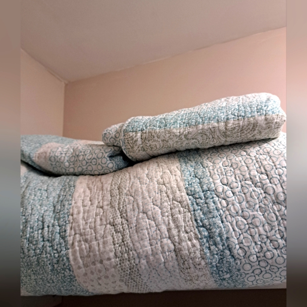 Elegant Blue and White Quilted Bedding Set. Quilt And 2 Shames...